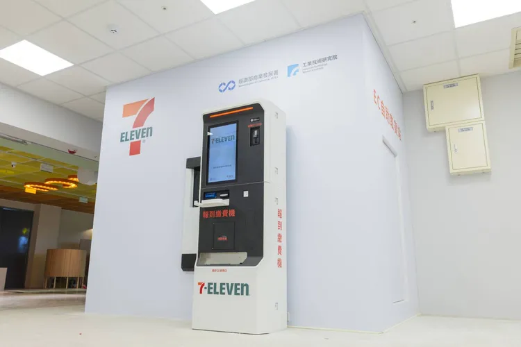 经济部商业发展署携手统一超商与工研院，于中央大学建置全国首座「自动化门市取货微型仓」示范案例。经济部提供