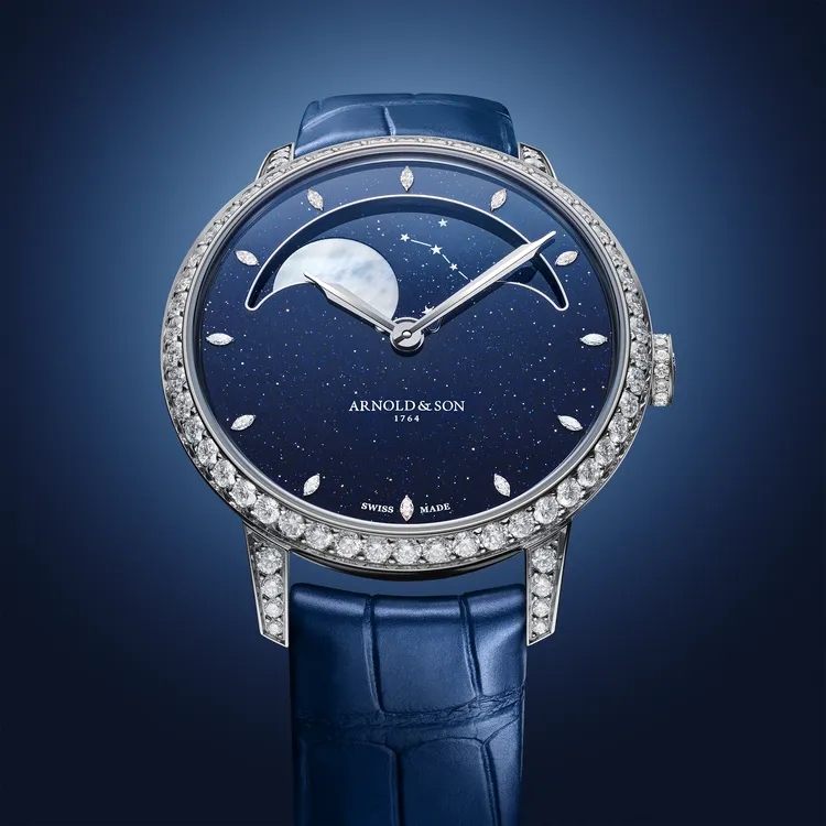 Arnold & Son Perpetual Moon 38 White Gold，38mm，18K白金錶殼，藍色砂金石玻璃錶盤，午夜藍短吻鱷魚皮錶帶，A&S1612手動上鍊機芯，90小時動力儲存，防水30米，限量18只，203萬6000元。品牌提供
