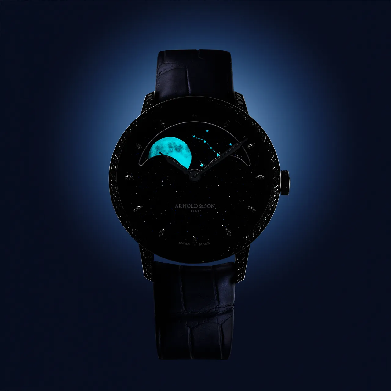 Arnold & Son Perpetual Moon 38 White Gold，38mm，18K白金錶殼，藍色砂金石玻璃錶盤，午夜藍短吻鱷魚皮錶帶，A&S1612手動上鍊機芯，90小時動力儲存，防水30米，限量18只，203萬6000元。品牌提供

