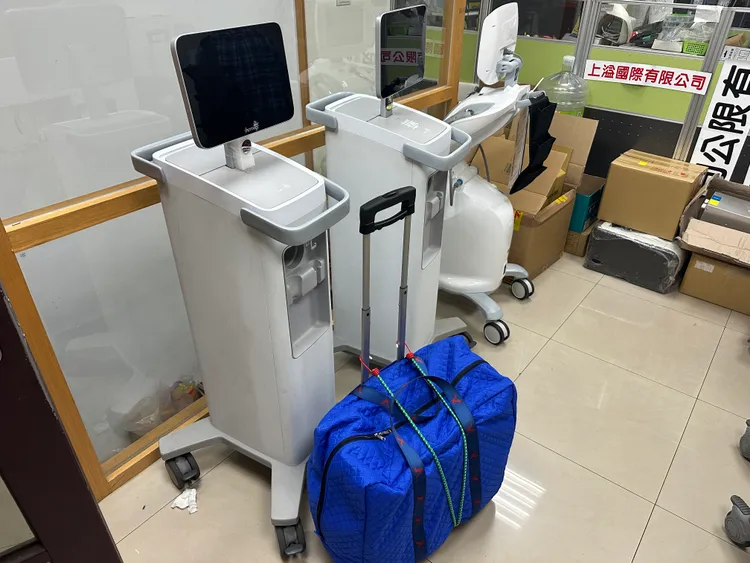 上溢国际公司以及医美诊所遭查扣相关仪器。警方提供