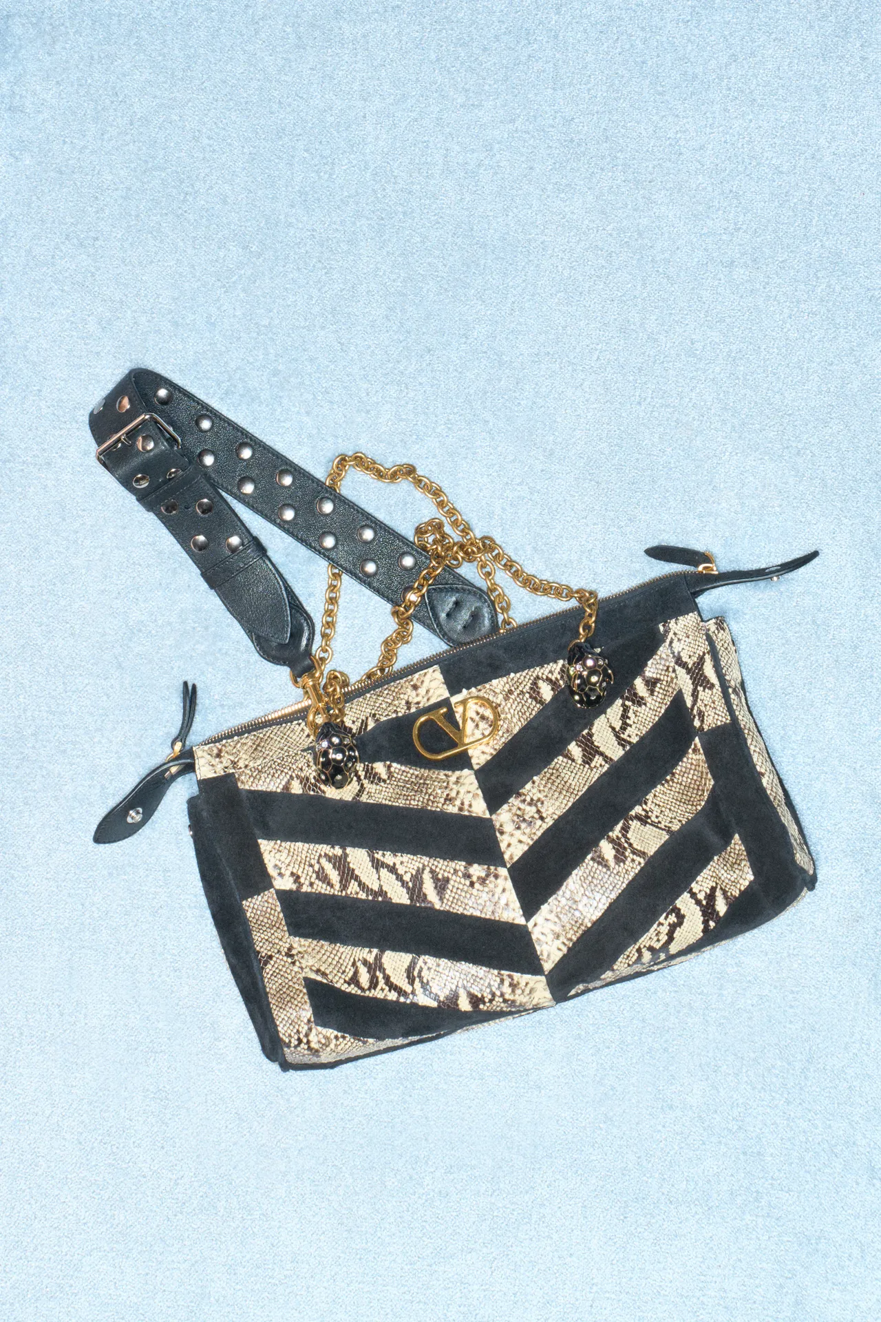 包身正面的2枚珐瑯豹头搭扣灵感根植于Valentino在1967／1968秋冬高级订制系列中。品牌提供