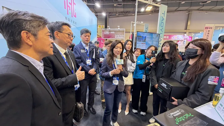 「2025 Meet Taipei创新创业嘉年华」今日在台北花博争艳馆盛大登场，其中「桃园馆」首日6支新创团队亮相，青年局长侯佳龄(中间者)到场力挺。曾佳俊摄