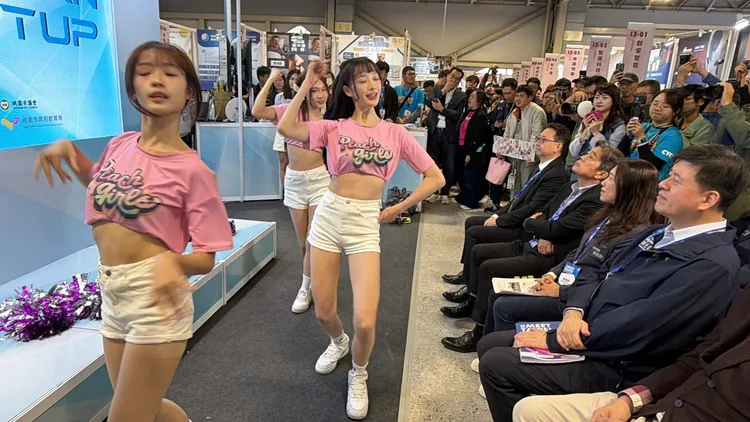 17LIVE 桃氣女孩練習生熱舞開場，「桃園館」現場熱鬧非凡。曾佳俊攝