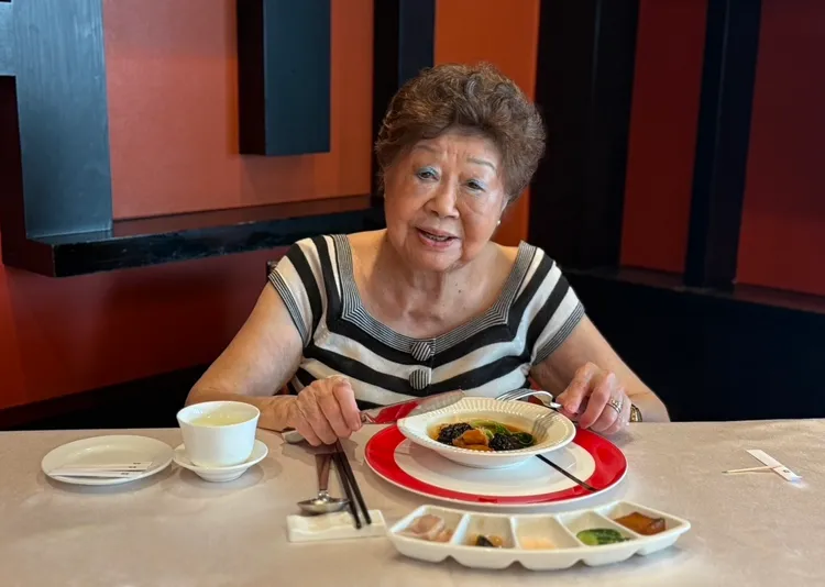 曾担任台湾金控副总经理的陈素甜表示，侯老师辞世的前2天，她们俩人才刚一起吃过饭，席间侯老师依旧亲切如常，如今想来那天就是和老师的最后一次见面。图为侯金英生前最后身影。陈素甜独家提供给《壹苹新闻网》。