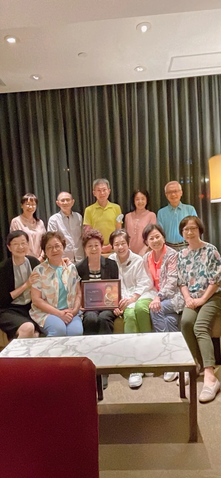 政大學生群與侯金英老師相聚。侯金英的學生提供