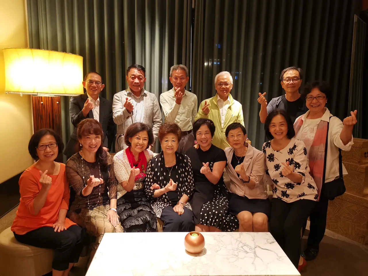  2020年教师节政大银行系学生群与侯金英老师相聚。侯金英的学生提供