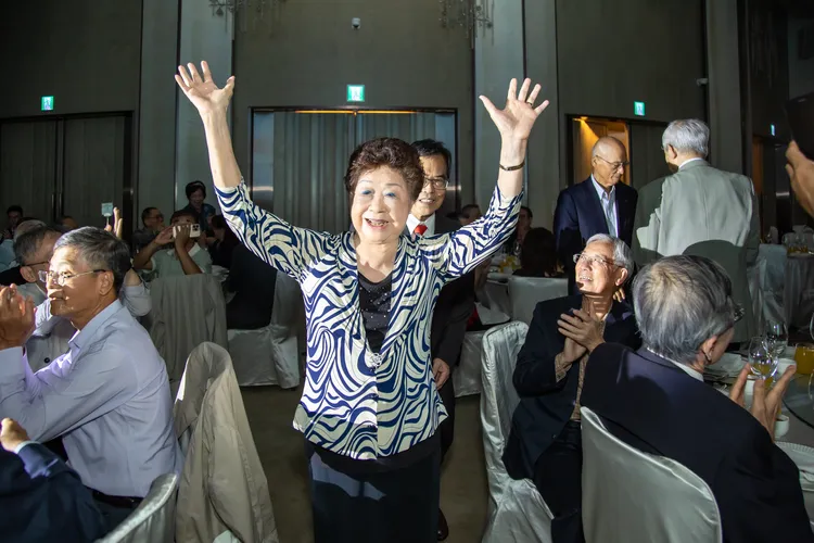 侯金英素有「台灣金融教母」之稱，今驚傳辭世，享耆壽95歲。圖為今年8月政大金融系及台灣金融暨銀行學會舉辦「金英講座」系列課程開幕晚宴，師生校友齊聚一堂，侯金英親自出席並揮手向師生致意。翻攝政大金融學系訊 