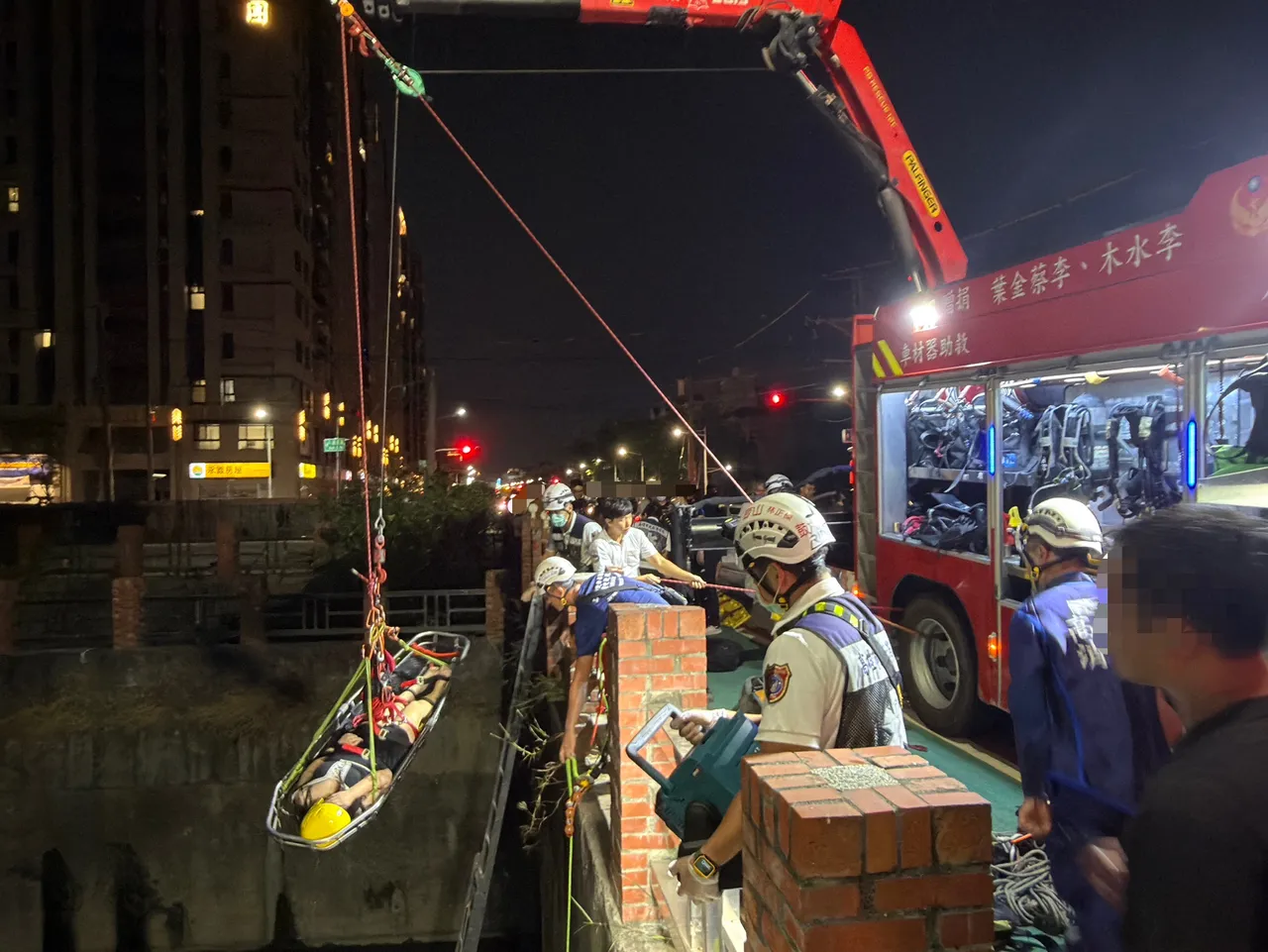 女子與男友吵架，負氣出走，卻因酒醉墜河，所幸警消及時救援。翻攝畫面