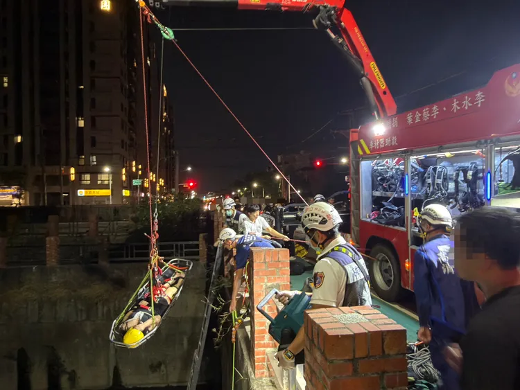 女子與男友吵架，負氣出走，卻因酒醉墜河，所幸警消及時救援。翻攝畫面