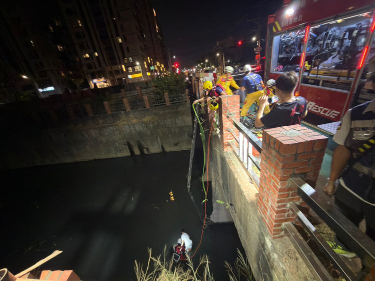 女子泥醉墜河!警消獲報即刻救援幸無礙 男友透露原來是這原因