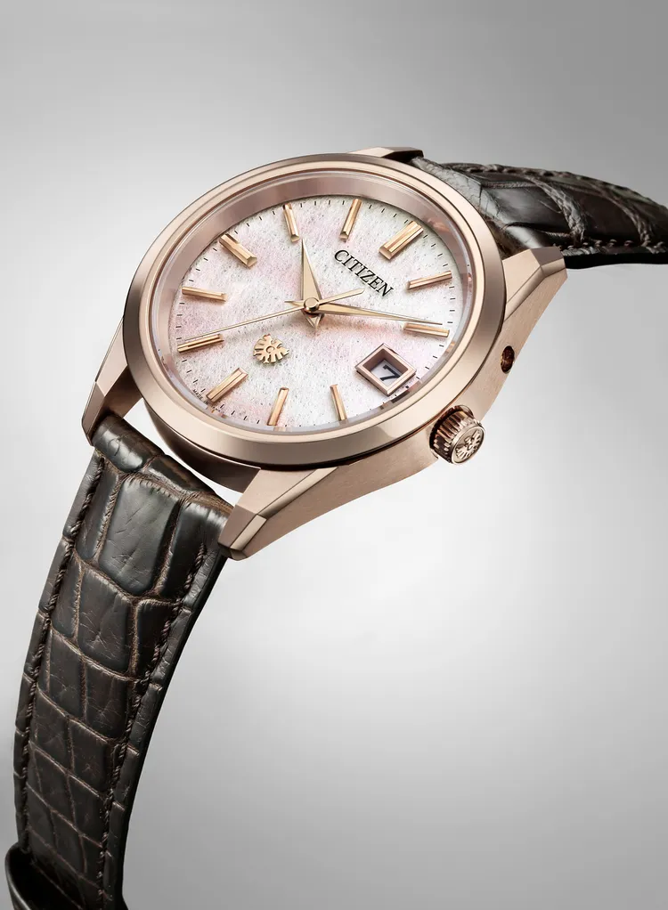 象徵春日破曉的「春韶」以粉色面盤、錶殼，盡顯春日繁花錦簇的勝景。品牌提供