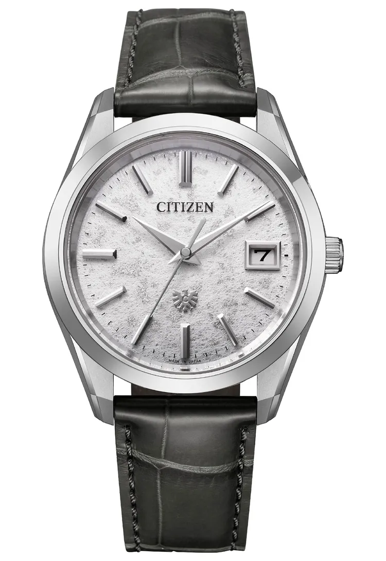 The CITIZEN「冬曉」腕錶AQ4100-22A，12萬3000元。品牌提供