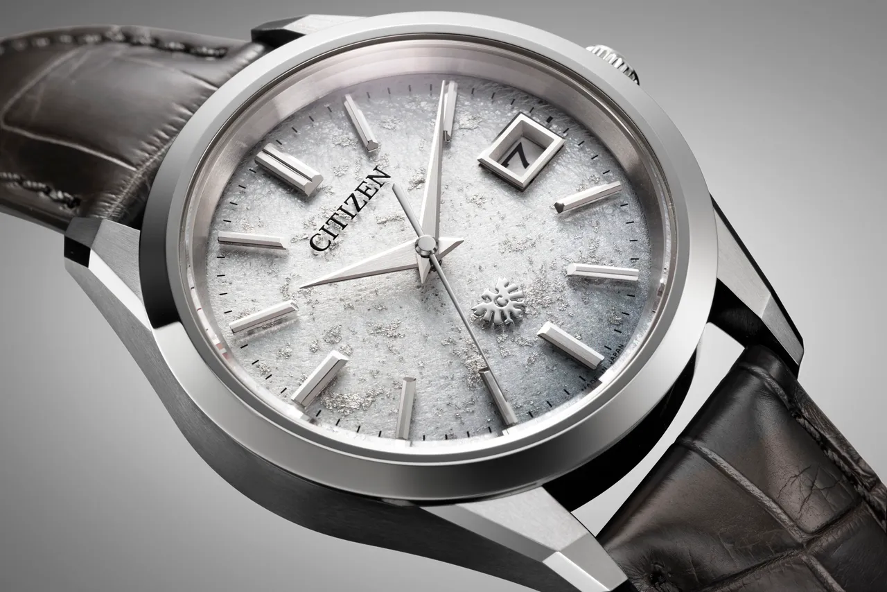 「冬晓」表款则在土佐和纸上采用传统技艺「砂子莳き（Sunago-maki）」，透过闪闪发亮的铂金营造瑰丽雪景。品牌提供