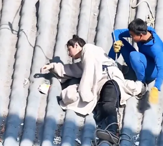 成毅吊鋼絲出事受傷。翻攝qiqi-qimiao微博