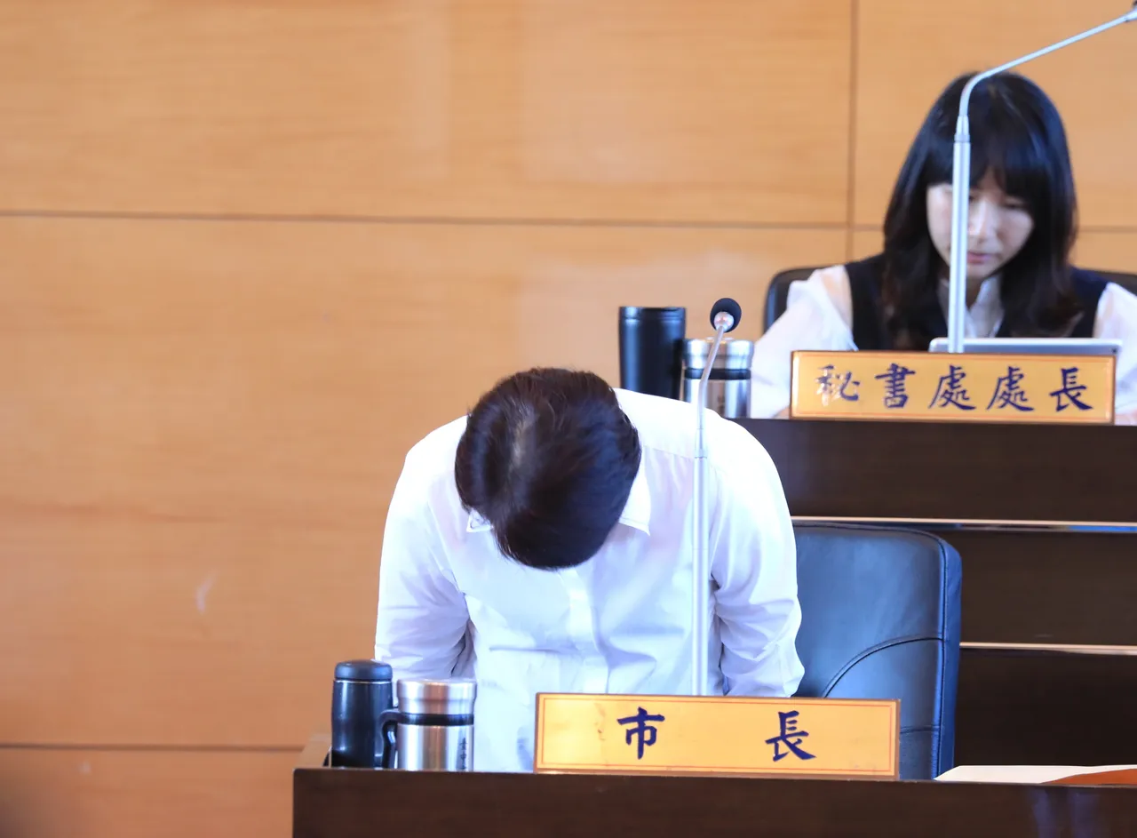 卢秀燕再度为市府防疫不力鞠躬致歉。民众提供