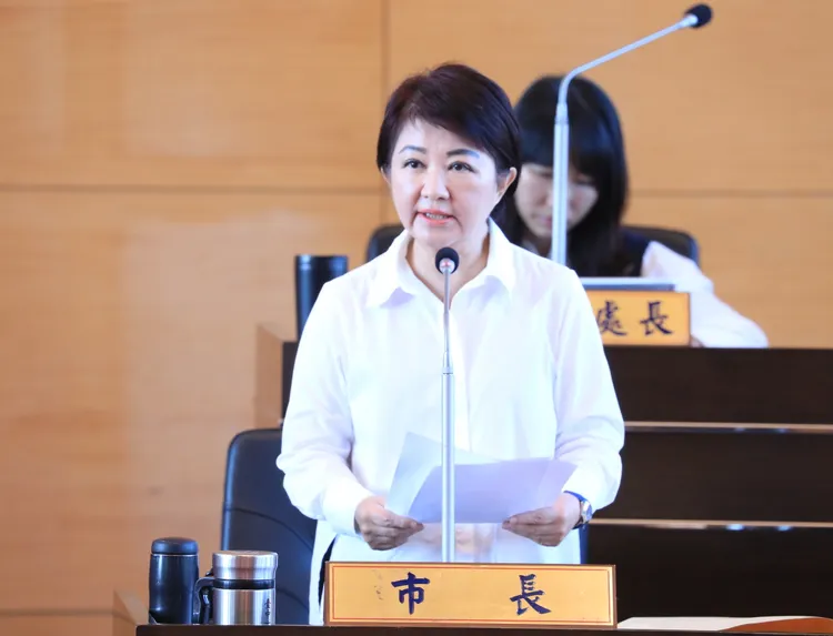 台中市长卢秀燕今在市议会进行非洲猪瘟专案报告，强调是市府主动送验，中央才验出病毒，令民进党市议员大为不满。民众提供