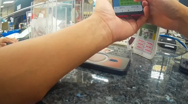 員警到場經廖女同意檢視手機，發現又是典型網路交友詐騙對話內容。翻攝畫面