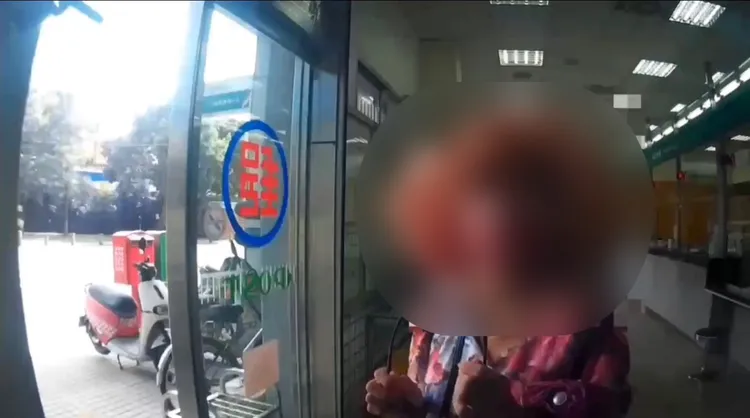 員警向廖女分析詐騙話術後，廖女打消提款念頭，並感謝警方守住辛苦存款。翻攝畫面