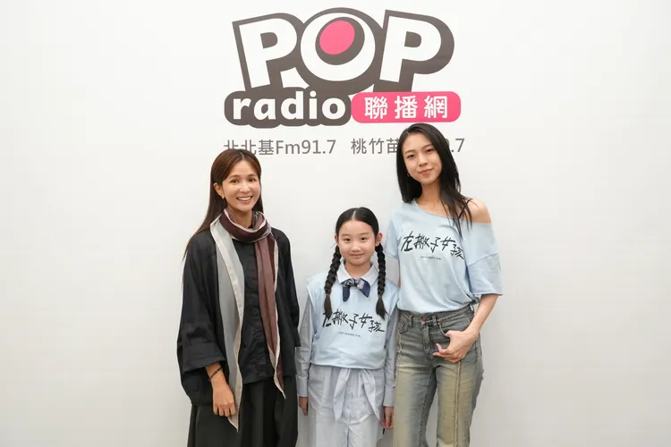 馬士媛（右起）與葉子綺作客《POP有夠靚》節目，左為主持人吳怡霈。POP Radio提供