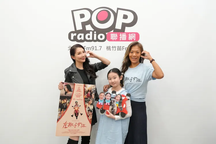 導演鄒時擎（右起）與葉子綺作客《POP最正點》專訪，左為主持人林書煒。POP Radio提供