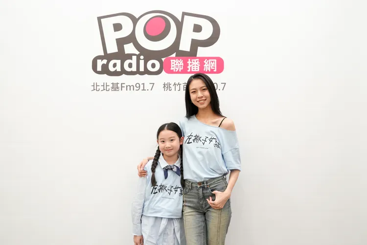 馬士媛（右）與葉子綺上電台節目分享電影《左撇子女孩》拍攝秘辛。POP Radio提供