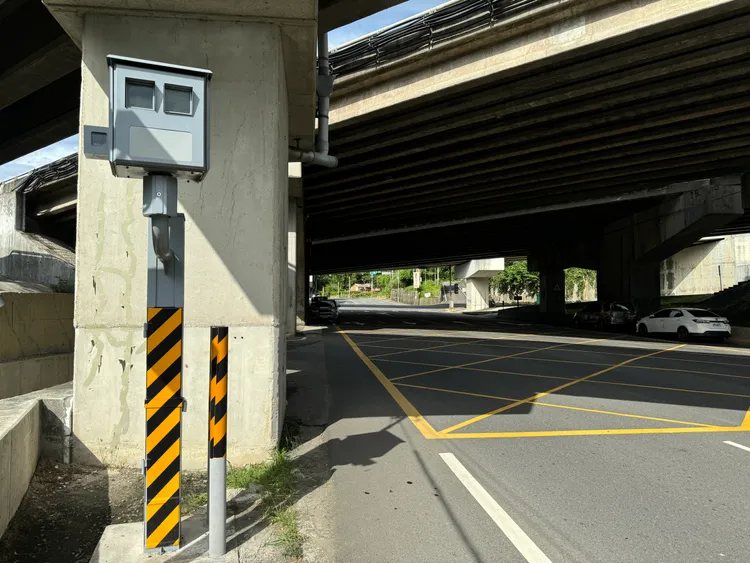 图为苗栗头屋台13线24.2公里处测速照相杆，半年取缔4649件，是今年上半年苗栗县的「杆王」。警方提供