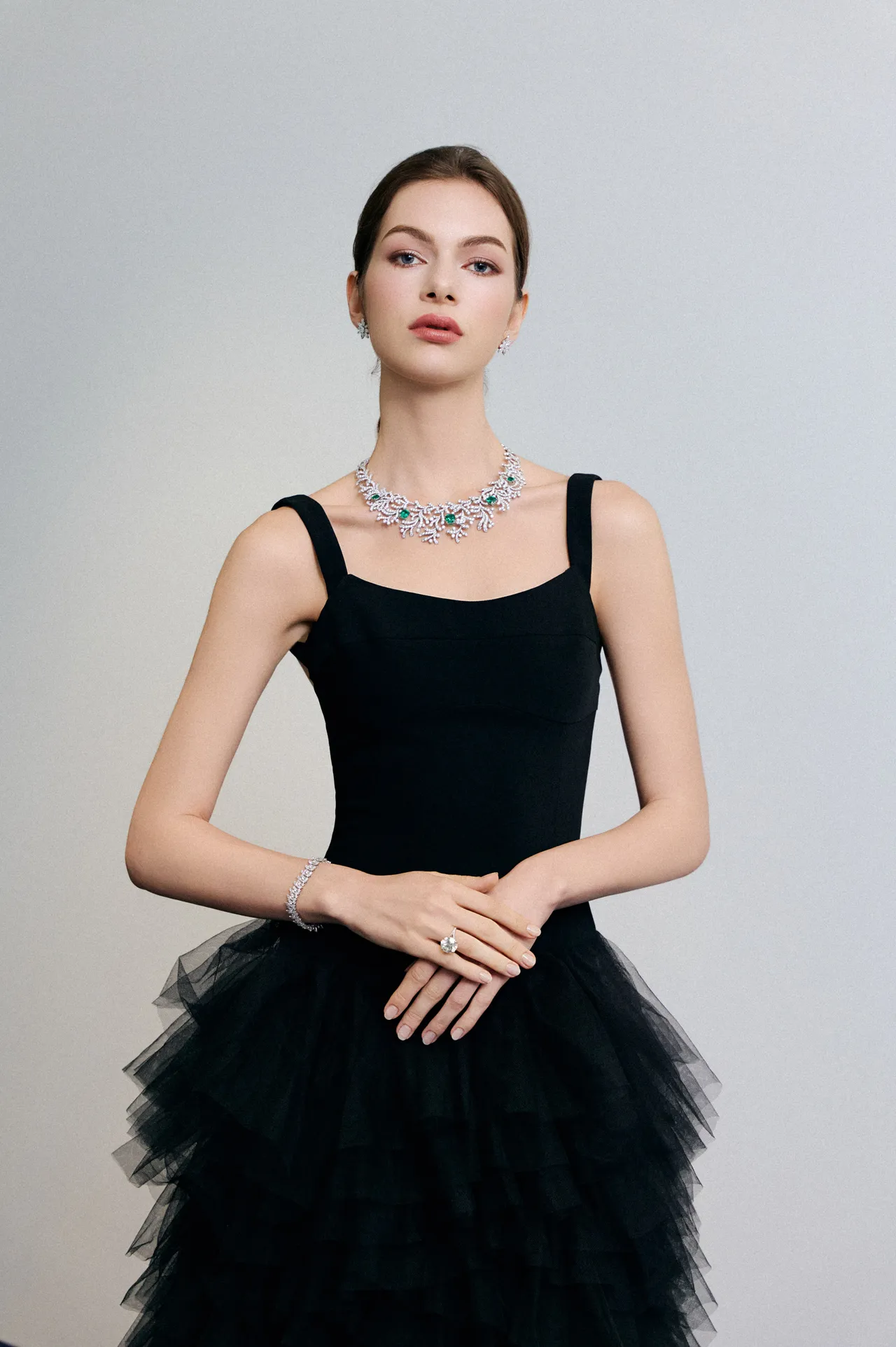 Model配戴Sea of Wonder Ocean Flora系列枕形切割祖母绿及钻石项链。品牌提供