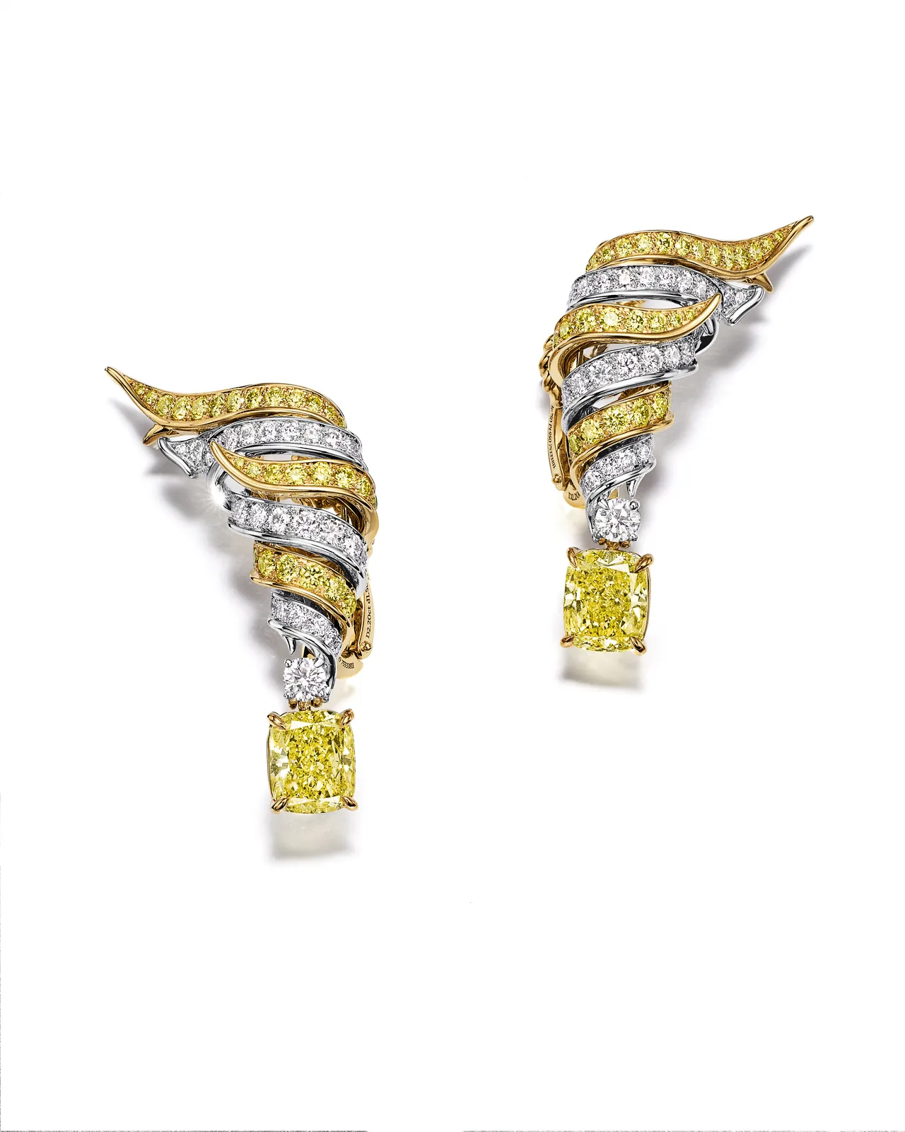 2025 Blue Book高级珠宝Sea of Wonder Shell系列，铂金与黄K金镶嵌2颗逾4克拉枕形切割浓彩黄钻及黄钻与钻石耳环。品牌提供