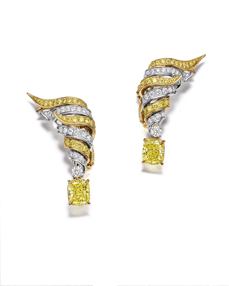 2025 Blue Book高級珠寶Sea of Wonder Shell系列，鉑金與黃K金鑲嵌2顆逾4克拉枕形切割濃彩黃鑽及黃鑽與鑽石耳環。品牌提供