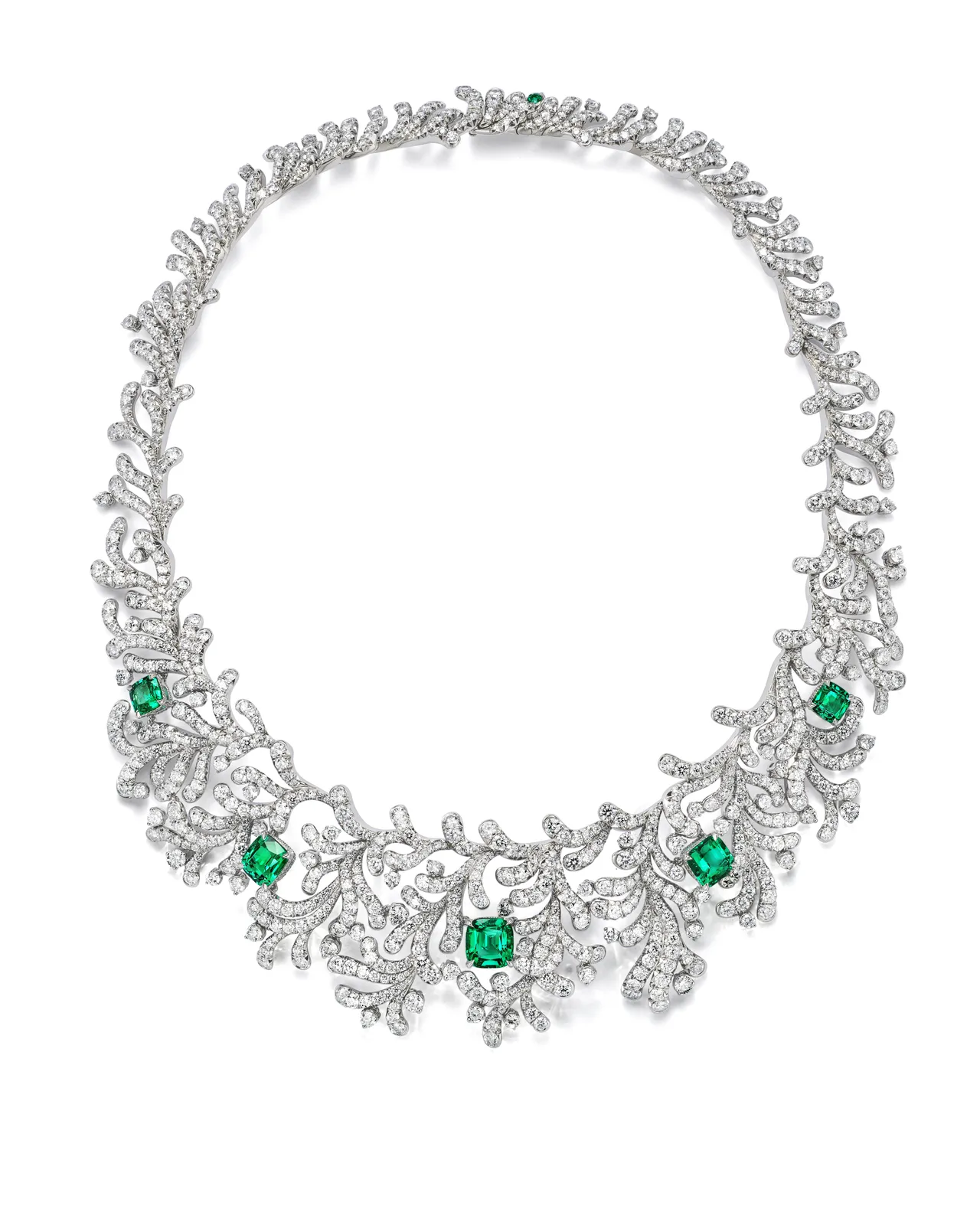 2025 Blue Book 高级珠宝 Sea of Wonder Ocean Flora 系列，铂金镶嵌5颗主石逾10克拉未经优化处理的枕形切割祖母绿及钻石项链。品牌提供