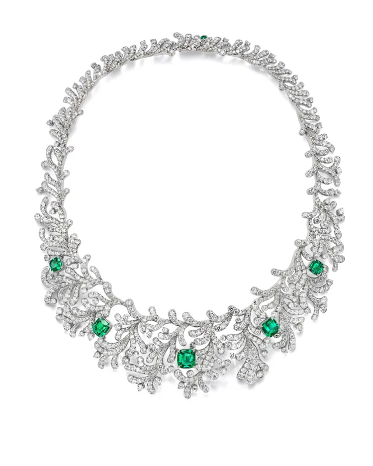 2025 Blue Book 高級珠寶 Sea of Wonder Ocean Flora 系列，鉑金鑲嵌5顆主石逾10克拉未經優化處理的枕形切割祖母綠及鑽石項鍊。品牌提供