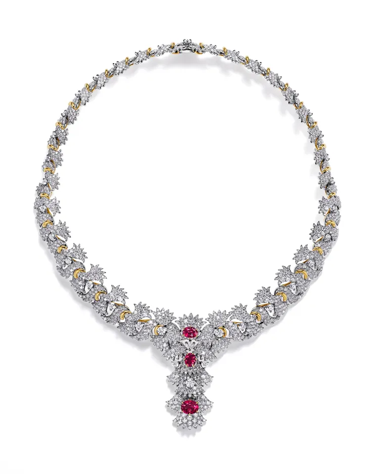 2025 Blue Book 高級珠寶 Sea of Wonder Anemone系列，鉑金與黃K金鑲嵌3顆逾4克拉未經優化處理的橢圓形切割紅寶石及鑽石項鍊。品牌提供