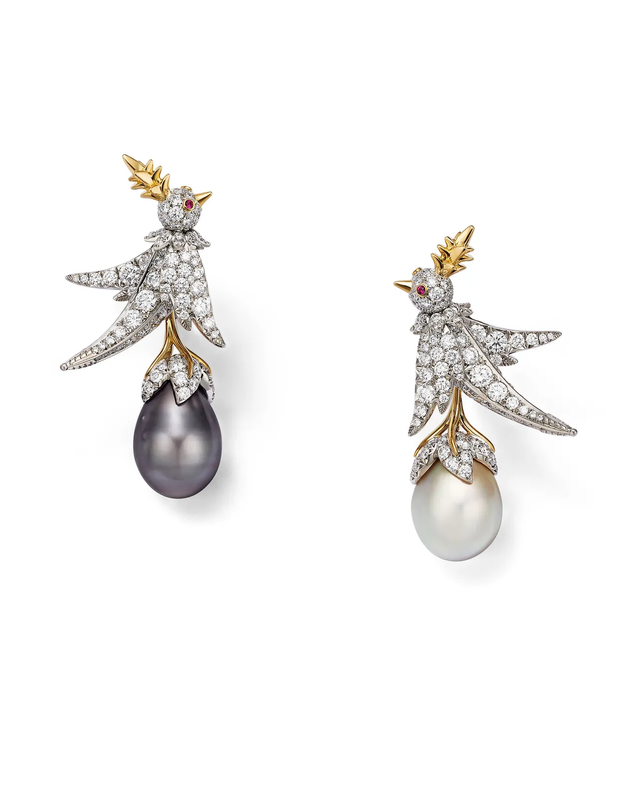 Jean Schlumberger by Tiffany 珍珠石上鸟耳环，铂金与黄K金镶嵌一颗逾9克拉的淡奶油色水滴形天然海水珍珠及一颗逾11克拉的深色水滴形天然海水珍珠、钻石与红宝石。品牌提供