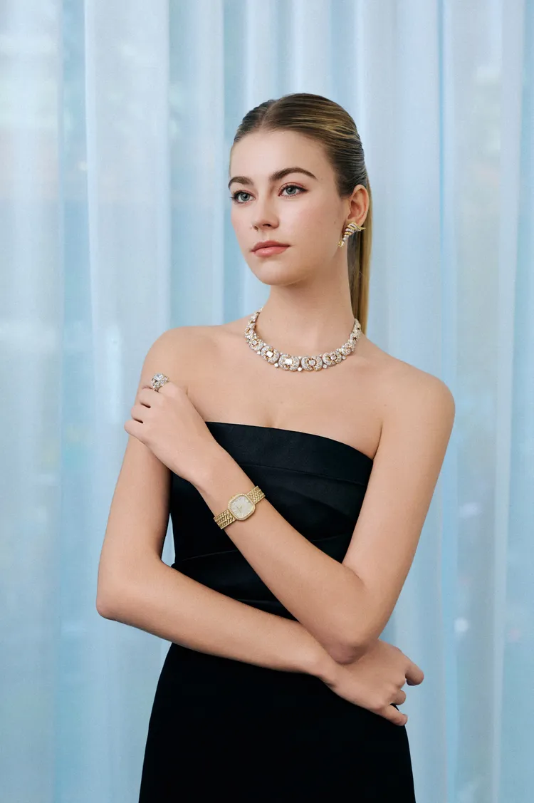 Model配戴Sea of Wonder Sea Turtle系列鉑金與黃K金鑲嵌鑽石項鍊、Sea Turtle系列戒指、Shell系列_鉑金與黃K金鑲嵌枕形切割濃彩黃鑽與鑽石耳環；Eternity 系列黃K金全鋪鑲鑽石腕錶。品牌提供