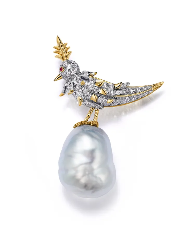 Jean Schlumberger by Tiffany 高級珠寶系列「彩虹石上鳥」胸針，鉑金與18K黃金製成，鑲嵌主石南洋白珍珠，鑽石，紅寶石。品牌提供