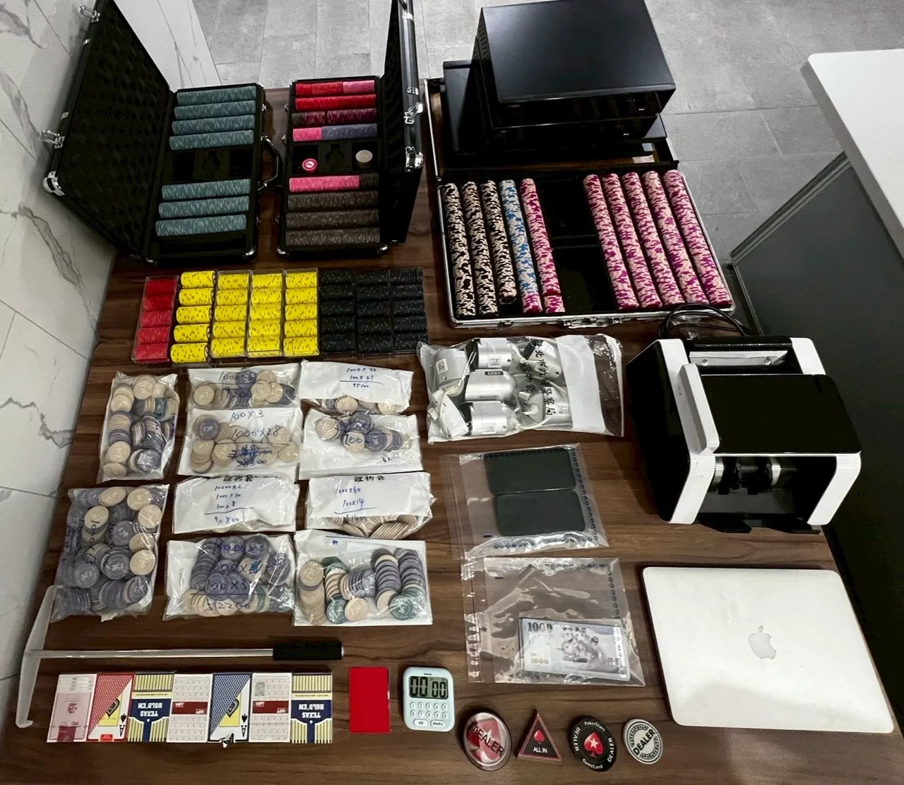 警方查扣現金、籌碼、撲克牌及點鈔機等相關證物。翻攝畫面