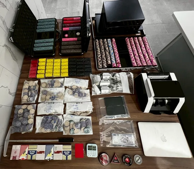 警方查扣現金、籌碼、撲克牌及點鈔機等相關證物。翻攝畫面