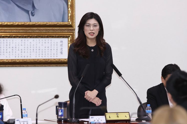 首次主持中常會！鄭麗文宣布兼任革實院長：由我親自授課