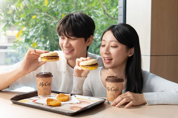 早餐時段有豬肉滿福堡、薯餅等品項「早安雙享59元起」。麥當勞提供