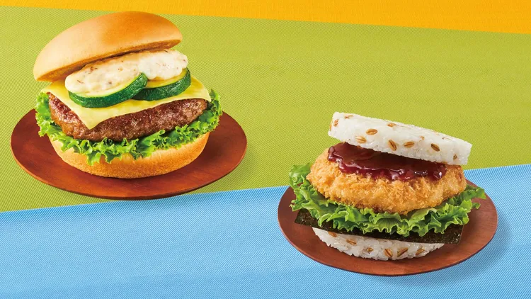 即日起推出新品「北海道起司松露和牛堡」（左）、「黃金海老珍珠堡」。摩斯漢堡提供