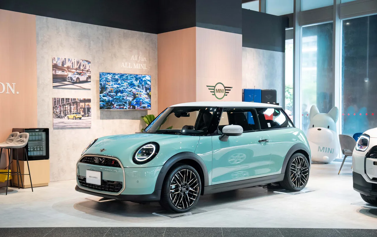 新世代MINI Cooper掀背以經典圓形頭燈與純粹線條設計，詮釋MINI經典靈魂。業者提供