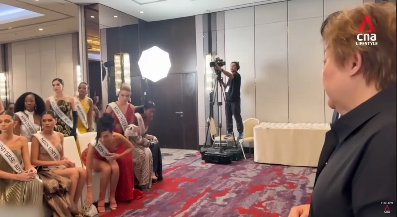 墨西哥佳丽被要求离开时，各国佳丽陆续站起来离场。YouTube CNA