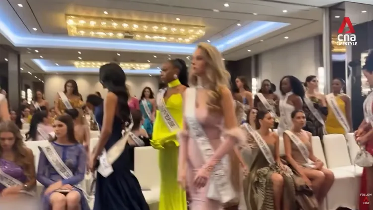 泰国选美执行官纳瓦特或许是傲慢习惯了，在公开场合指责墨西哥参赛者，还要赶走对方，导致所有佳丽一起离席。YouTube CNA