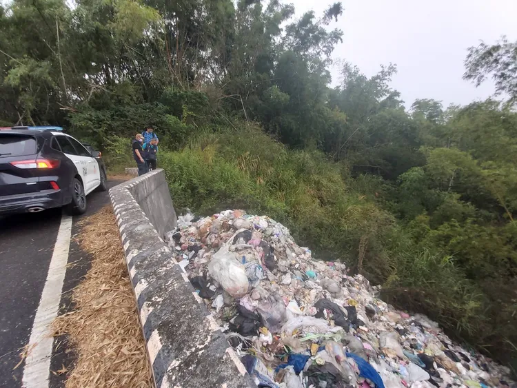 林保署屏東分署11月6日巡視時，即發現高雄市燕巢區國有林地遭大量傾倒垃圾。林保署提供