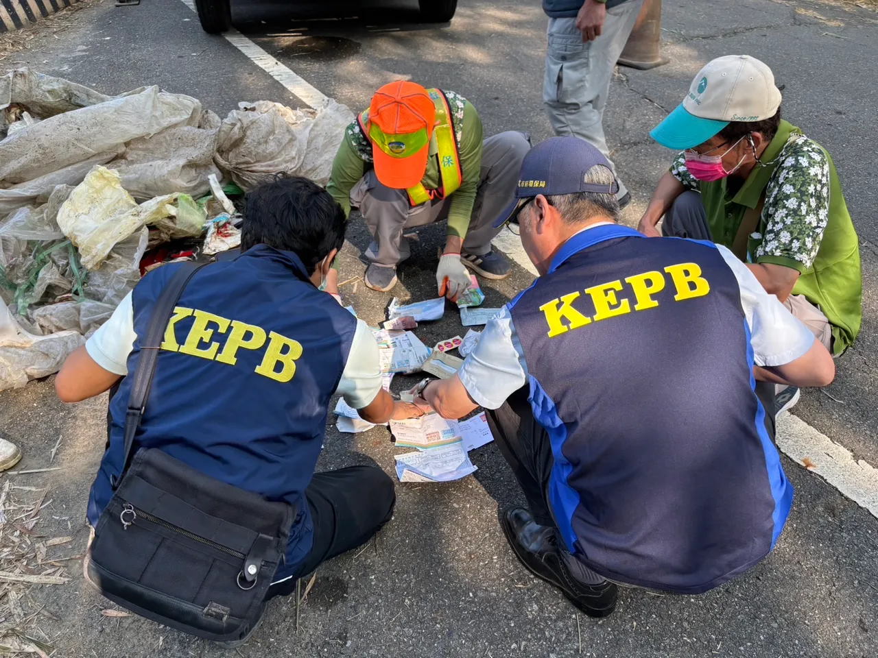 现场破袋检查废弃物来源。环保局提供