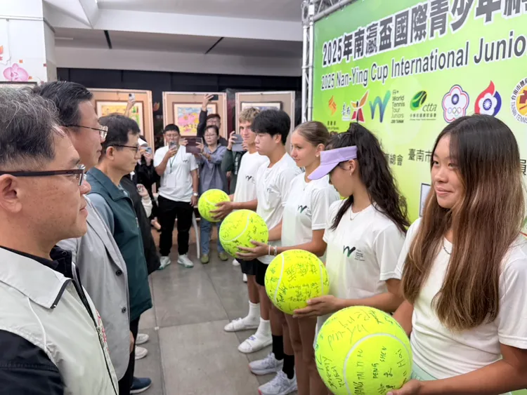 宣傳活動上安排種子球員贈球給與會貴賓。莊曜聰攝