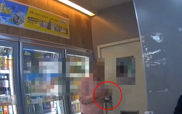 醉男未结帐直接打开啤酒喝了起来，店员劝阻还被恐吓，警员到场制止，他还悠哉地说要再喝一下。翻摄画面