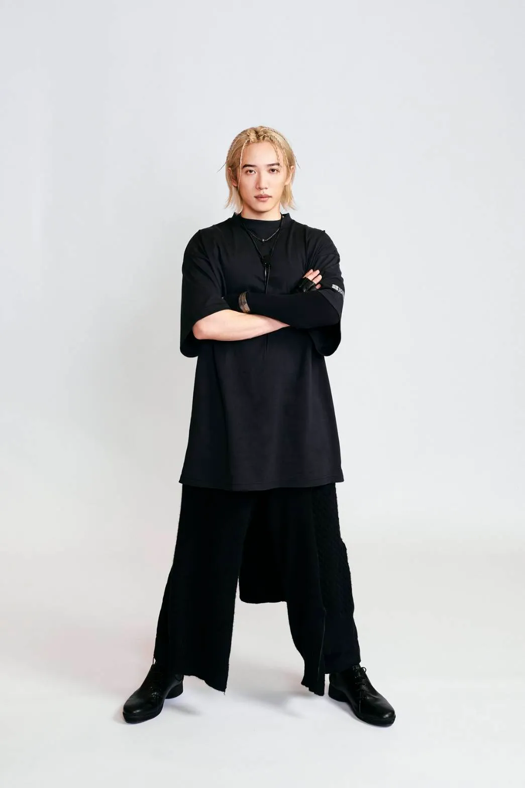 熊仔重制自己十年前发行的首张专辑，用嘻哈能量嗨翻高雄跨年舞台。年代提供