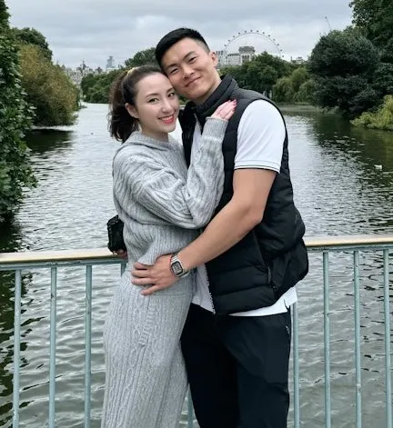 何超云与消防员未婚夫Douglas曾甜蜜同游，如今已删光放闪照。翻摄何超云IG