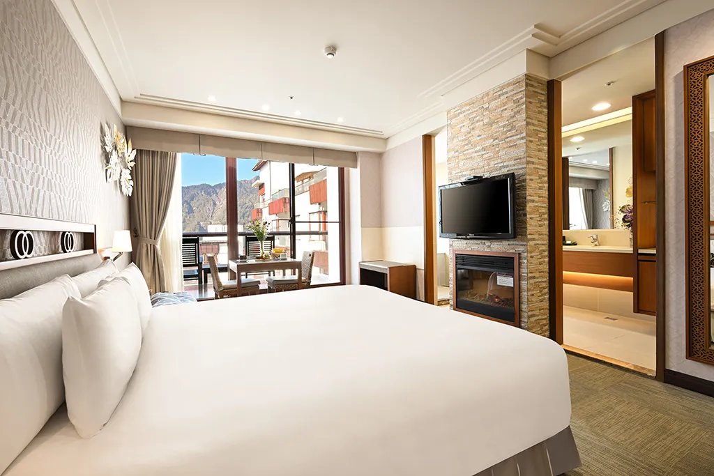 阿里山賓館豪華雙人房，窗外景致迷人沉浸山林芬多精的滋潤。阿里山賓館提供